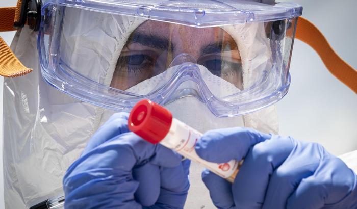 Il virus rallenta ma il contagio resiste: il virologo spiega il perché del paradosso