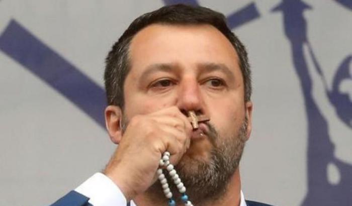 Salvini usa la religione e se ne frega dell'epidemia: "A Pasqua riaprire le chiese"