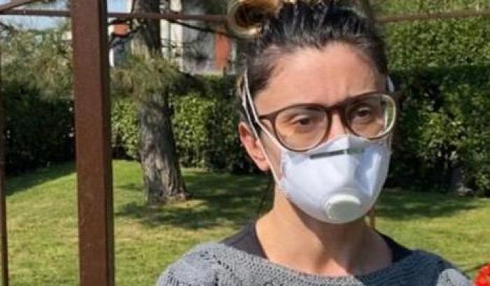 Il virus le porta via padre e marito in una settimana: "Ora mia figlia mi dà forza"