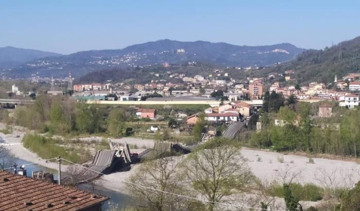 Crolla il ponte tra La Spezia e Massa: un ferito. Per l'Anas andava tutto bene