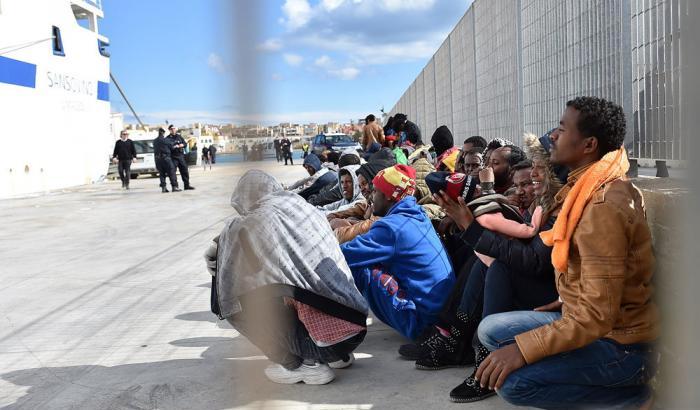 Un migrante positivo a Pozzallo, il sindaco blinda l'hotspot: "Non si entra e non si esce"