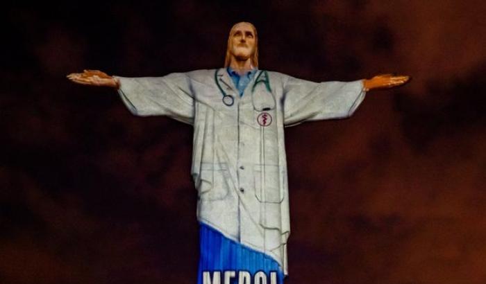 Il Redentore di Rio De Janeiro ha il camice: per ringraziare i medici di tutto il mondo