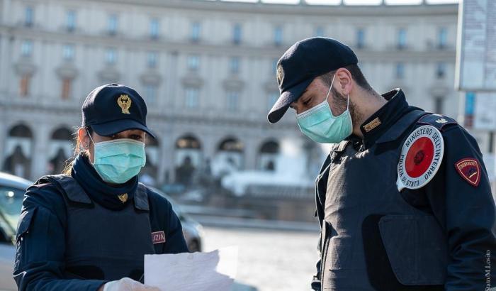 Due coppie fermate dai carabinieri mentre vanno al lago, si sono giustificati così: "Siamo diplomatici"