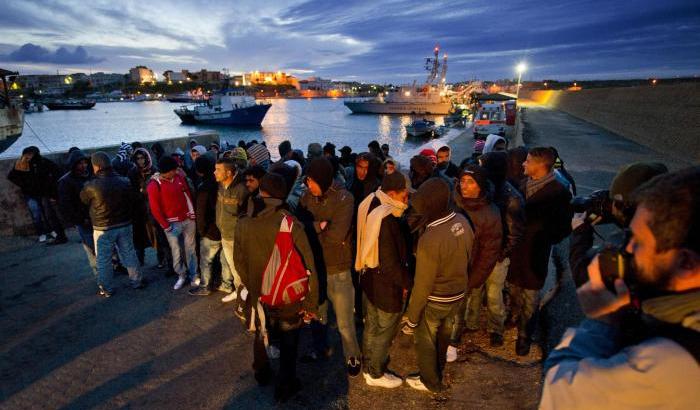 La Lega: "No alla quarantena dei migranti negli alberghi". Meglio le capanne?