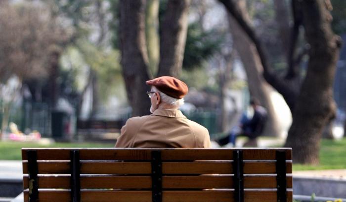 L'altra emergenza. Un anziano piange su una panchina: “Sono solo, non mangio da tre giorni”