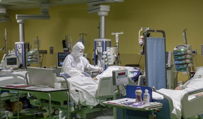 Meno di 3.000 malati in terapia intensiva; nuovo aumento dei contagi