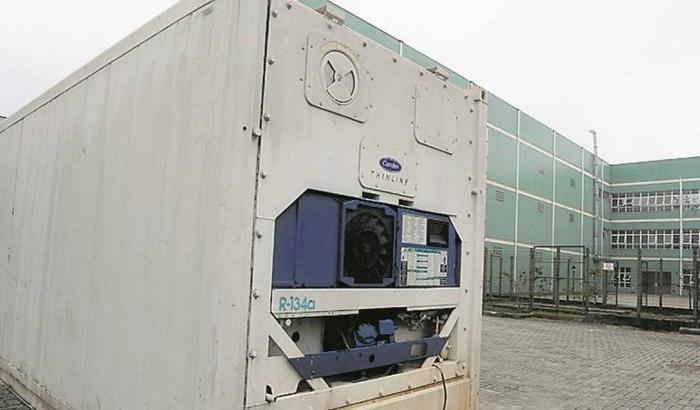 Mentre Bolsonaro nega Covid-19 un ospedale di Rio affitta un container per i troppi cadaveri