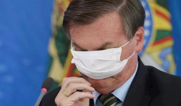 La follia di Bolsonaro: "Bisogna riaprire questa settimana", ma in Brasile il picco non c'è ancora