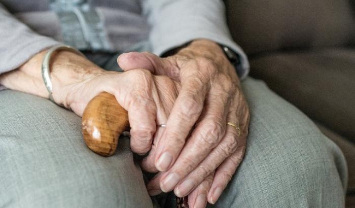 La toccante lettera del nonno prima di morire per Covid-19: "Nelle Rsa senza cuore siamo solo numeri"