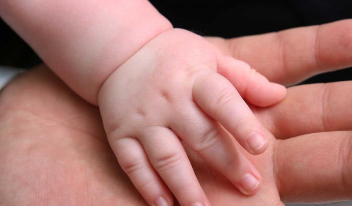 Bambina di un anno finisce in ospedale per una polmonite, dimessa muore dopo qualche giorno