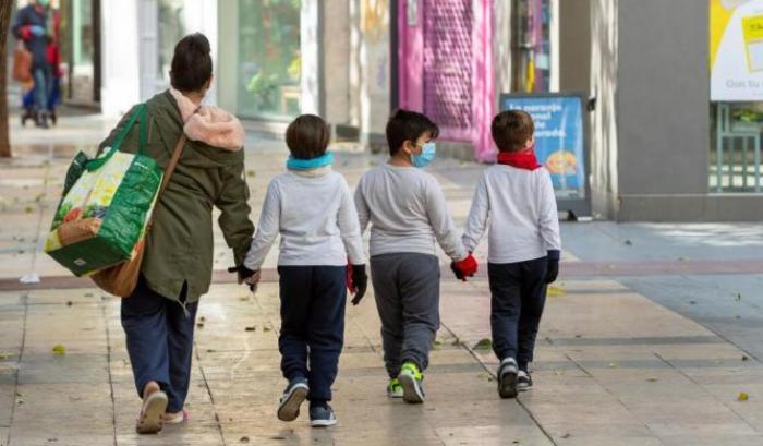 In Spagna i bambini escono mentre il virus rallenta: il numero dei morti si abbassa