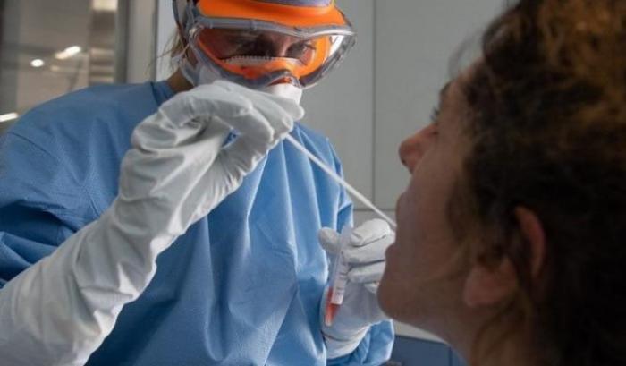 Si dimezzano i morti, ma i casi sono ancora tanti: 2.324 in più