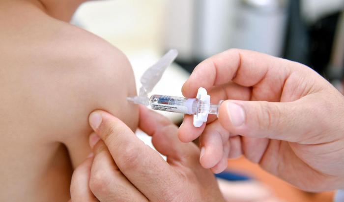 L'appello di 125 scienziati: "Infettare volontari sani per accelerare sul vaccino contro il covid"