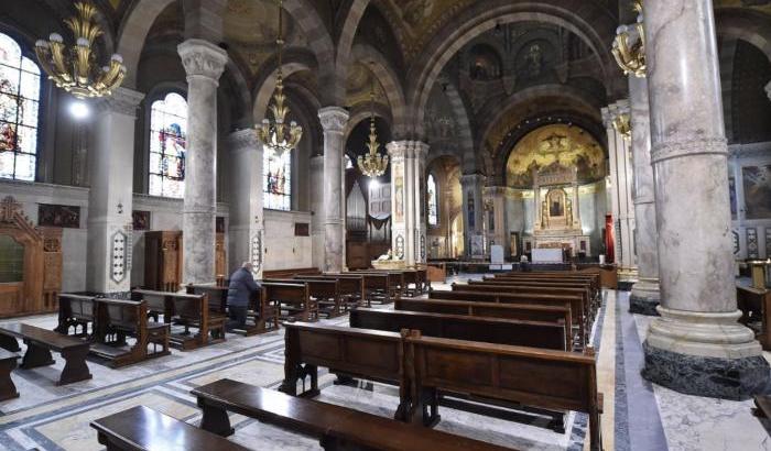 00056412-la-celebrazione-di-una-messa-in-una-chiesa-vuota La celebrazione di una messa in una chiesa vuota