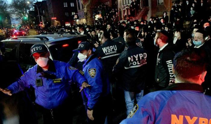 Folla ai funerali del rabbino ortodosso: De Blasio si infuria e manda la polizia