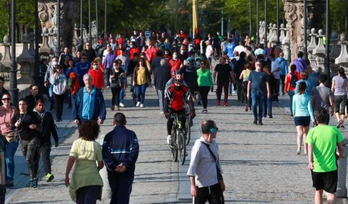 In Spagna la gente torna in strada per la prima volta dopo la pandemia