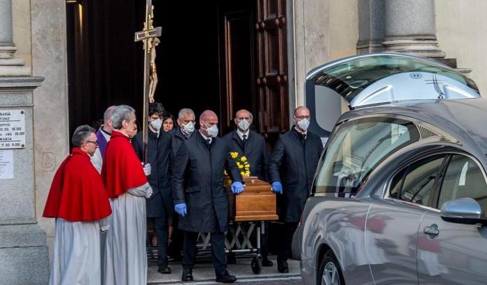 Gli italiani morti di Covid superano i 60 mila: 564 nell'ultimo giorno