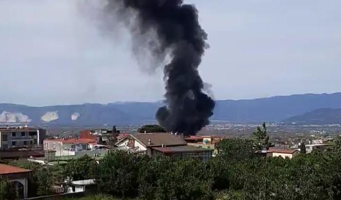 Incendio alla Adler plastic, un morto: ora si teme la nube tossica