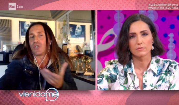 Povia: "Amo le pulizie, sono un gay mancato" e Caterina Balivo si infuria: "Dici cretinate che non fanno ridere"