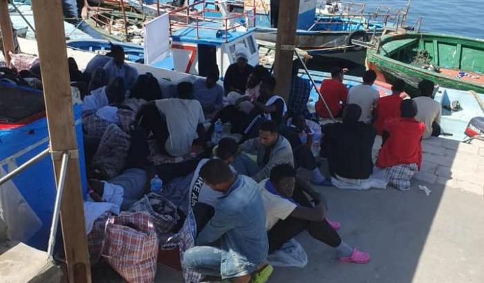 La denuncia di Bartolo: "A Lampedusa i migranti vengono ammassati, è indecoroso"