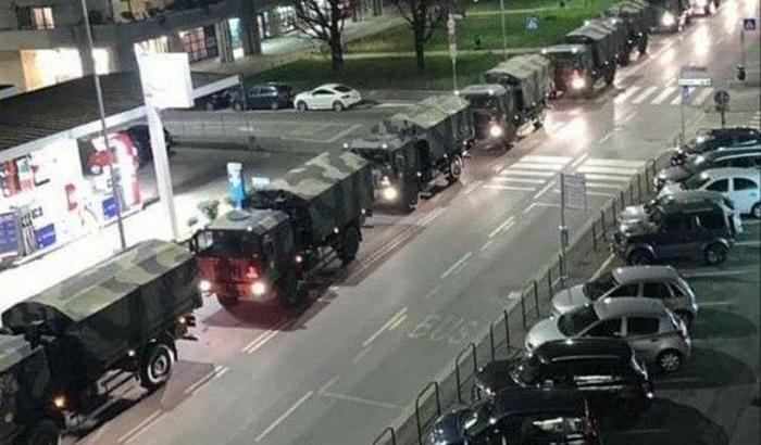 Mezzi militari per portare via le bare da Bergamo