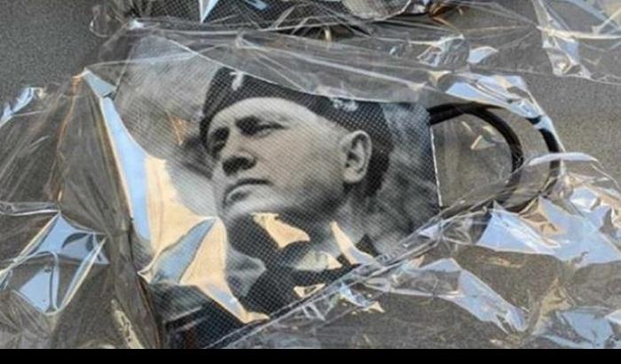 Mascherine con la faccia di Mussolini: il Pd contro la provocazione fascista