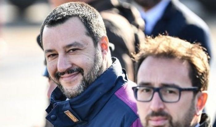 Salvini, che ha esposto Cesare Battisti come un trofeo, ora fa la morale: "Il ritorno di Silvia Romano doveva essere più sobrio"