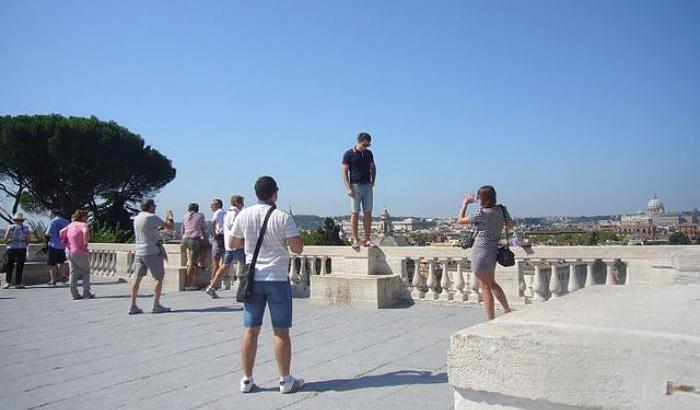 Turisti al Pincio a Roma nell'era pre-Covid19