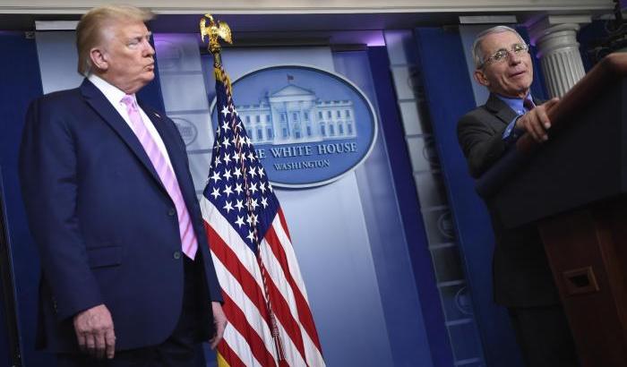 Nonostante le migliaia di morti Trump attacca Fauci: "La cautela non è accettabile"