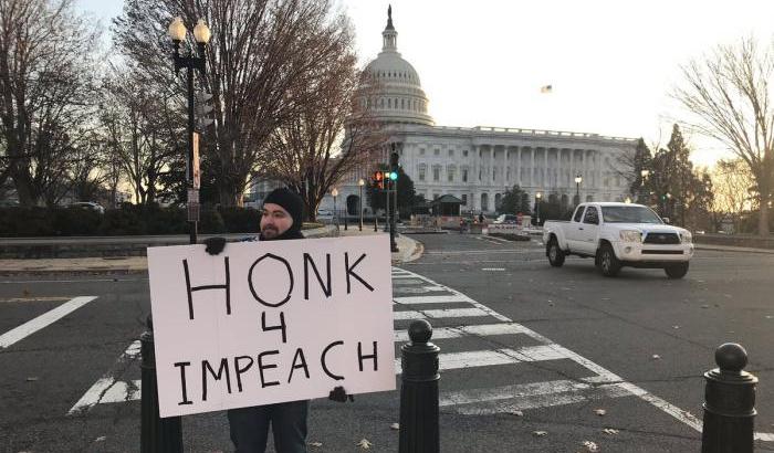 Protesta con i clacson davanti alla Casa Bianca e Trump minimizza: "Segno d'amore"