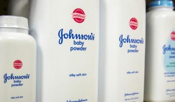 "Può scatenare tumori". Alla fine gli Usa vietano la vendita del talco per bambini Johnson & Johnson