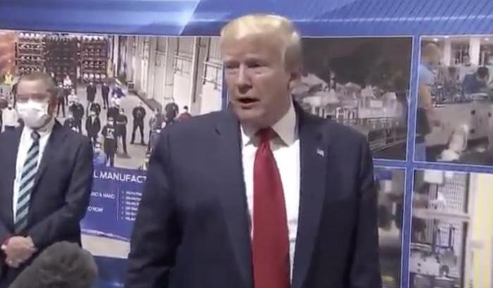 Trump alla Ford senza mascherina: "Non volevo dare alla stampa la soddisfazione di vedermi"