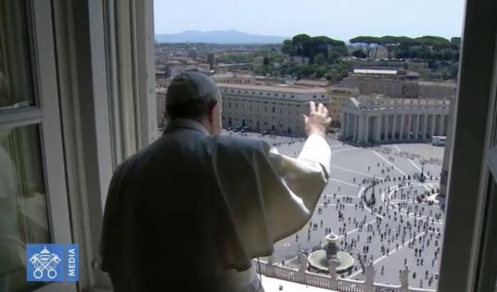 Il Papa saluta i cattolici della Cina e a sorpresa di riaffaccia in piazza San Pietro
