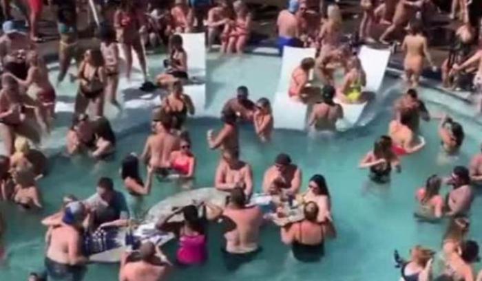 L'America peggiore: 100mila morti ma nell'Arkansas fanno i party in piscina