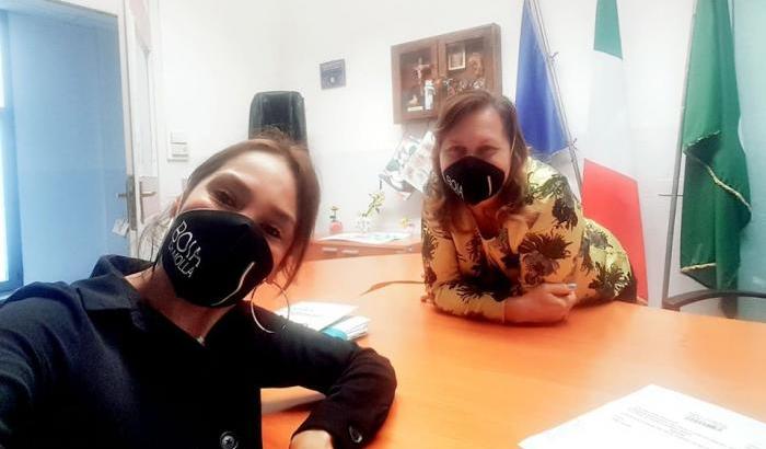 Negli uffici del Comune con la mascherina 'boia chi molla': un'altra 'goliardata' fascista a Cologno Monzese