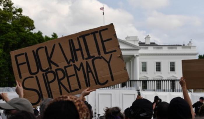 La protesta anti-razzista arriva davanti alla Casa Bianca dello xenofobo Trump
