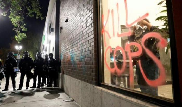 Proteste per la morte di George Floyd: un agente ucciso e un altro ferito a Oakland