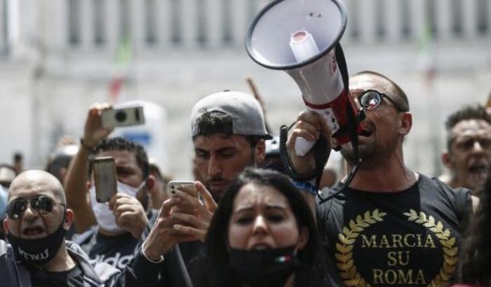 La denuncia di Rifondazione: "Inquietante tolleranza per fascisti in piazza"