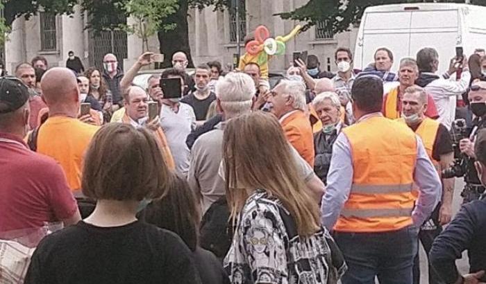 Gori contro i gilet arancioni: "Oltraggiosa la presenza di questi sciamannati a Bergamo"