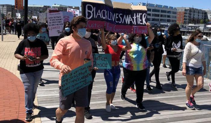Un urlo squarcia le città degli Stati Uniti: "I can't breathe" ricordando George Floyd