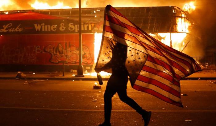 Gli Usa sono in fiamme: ecco i frutti di quattro anni di Trump