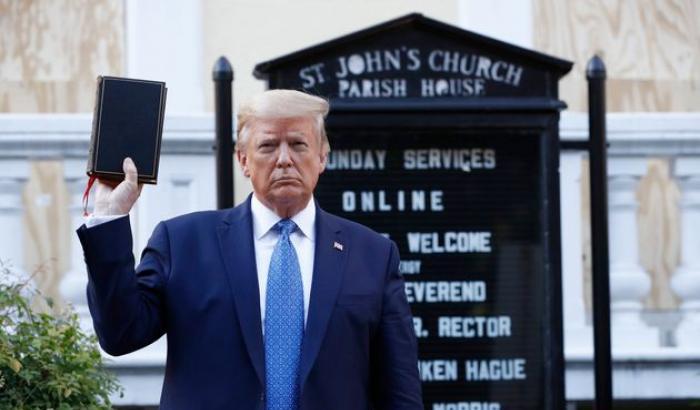 Trump mobilita l'esercito contro i manifestanti (e scomoda la Bibbia)