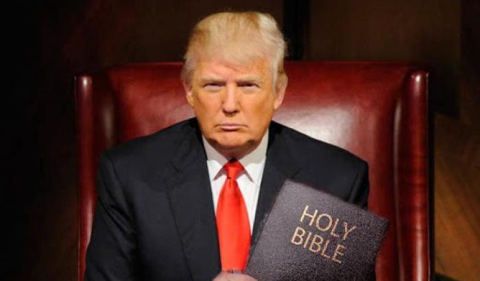 Trump con la Bibbia
