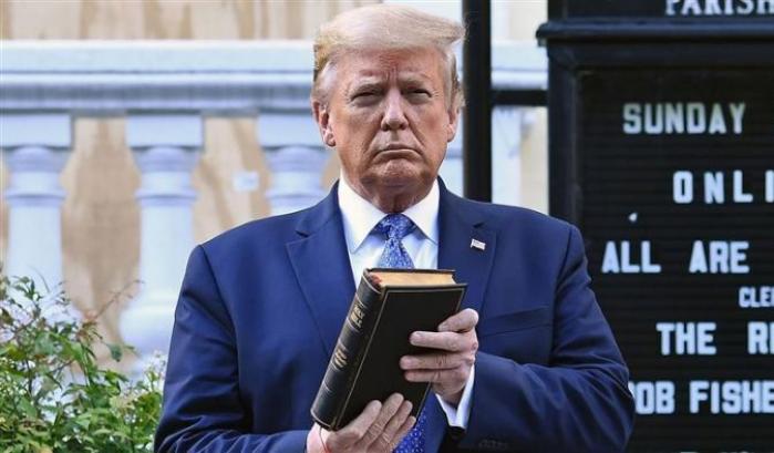 Trump con in mano la Bibbia