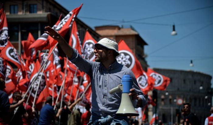 Perché in questo Paese si consente ai fascisti di fare una sceneggiata al giorno?