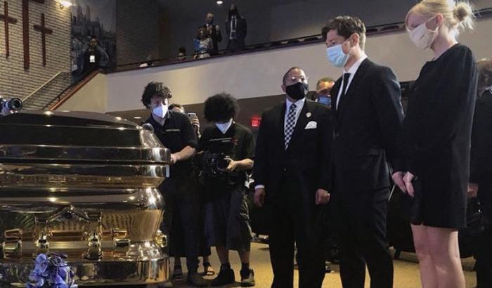 Jacob Frey, il sindaco di Minneapolis davanti alla bara di George Floyd