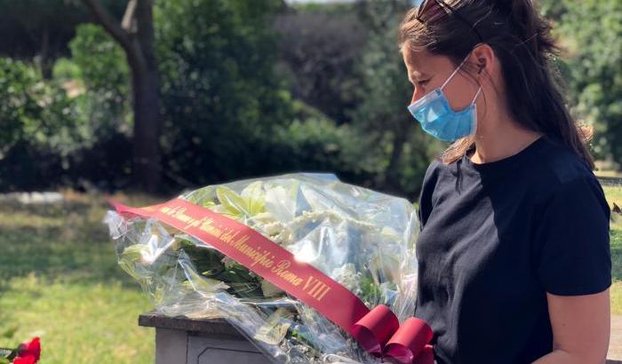 Fiori per Maria, ammazzata a Roma: li ha portati l'Ottavo Municipio. Nella foto l'assessora Michela Cicculli