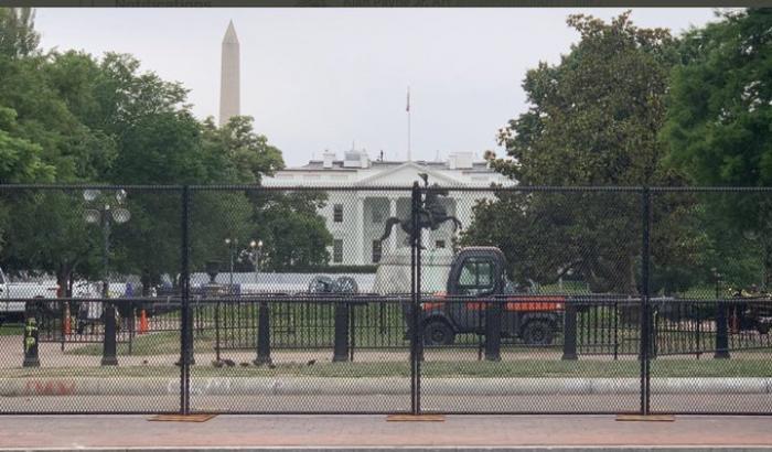 Trump ha fatto costruire un recinto attorno alla Casa Bianca (si crede al confine col Messico?)