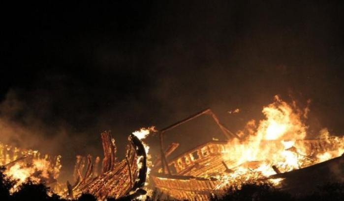 00056CA9-imbarcazioni-dei-migranti-incendiate-a-lampedusa Imbarcazioni dei migranti incendiate a Lampedusa