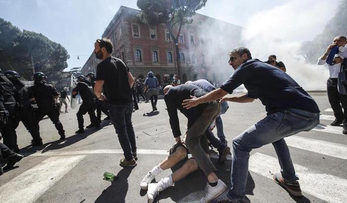 Ultras nazi-fascisti inneggiano al duce, si picchiano tra di loro e aggrediscono stampa e polizia